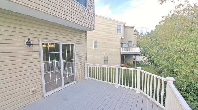 Building Photo - 3 Bed / 2-1/2 Bath Single Family Townhome with 1-Car Garage