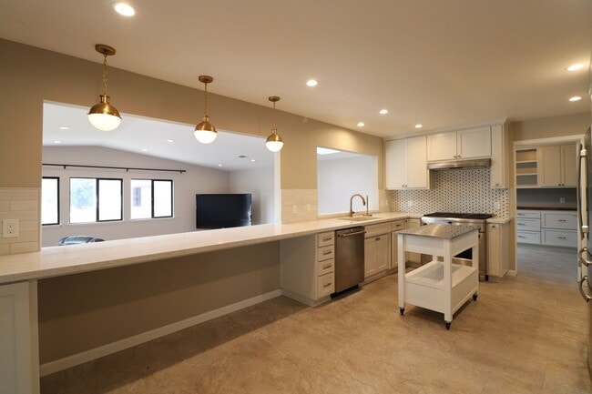 Building Photo - 565 Clubhouse Dr
