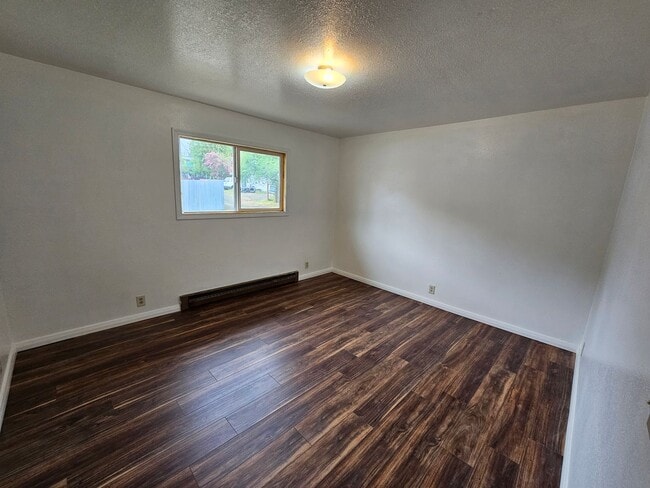 Building Photo - 602 1/2 2nd St.