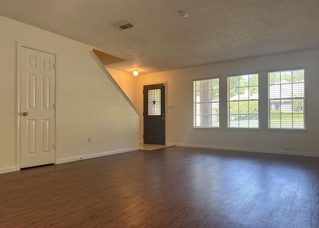 Building Photo - 302 Inverness Dr