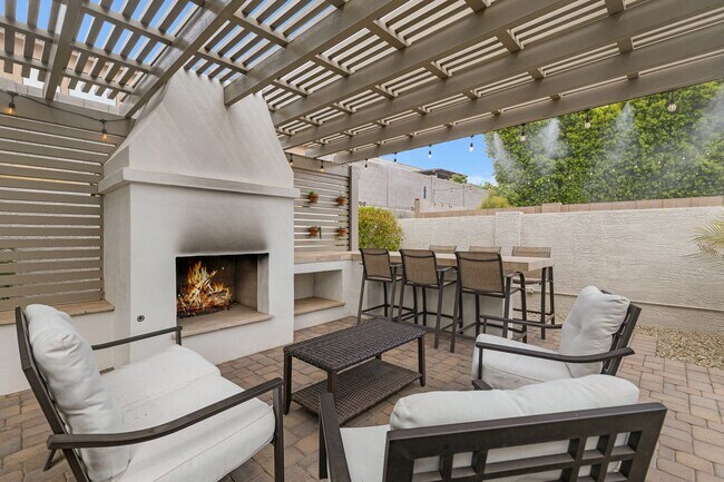 Building Photo - 4 Bedroom/2 Bathroom Remodeled home with S...