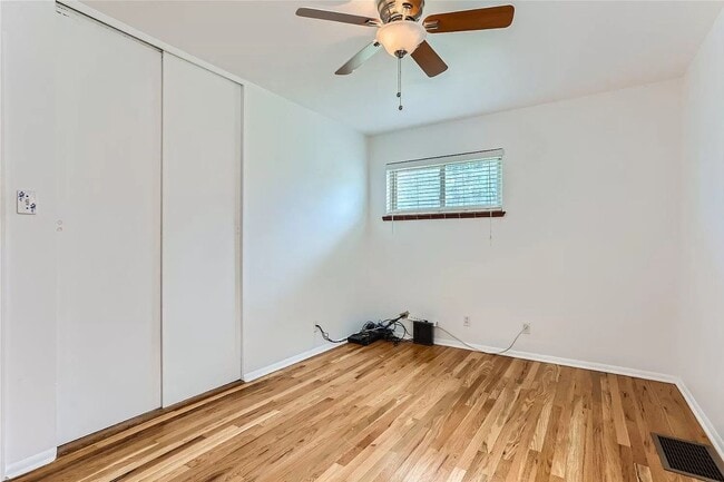 Building Photo - Beautiful 2 Bedroom 1 Bath With Bonus Room...