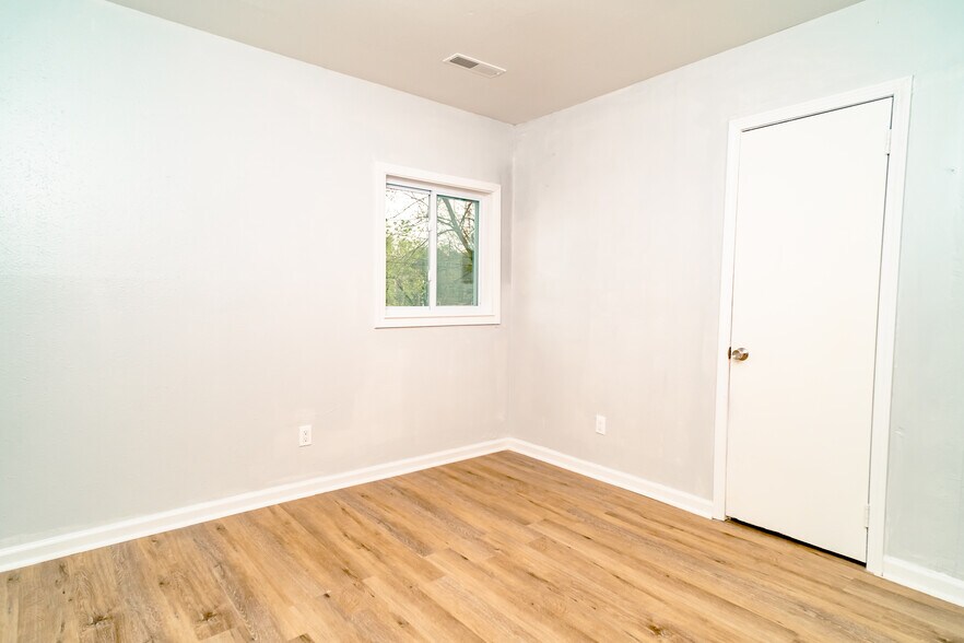 Building Photo - 3825 Crane Dr NE