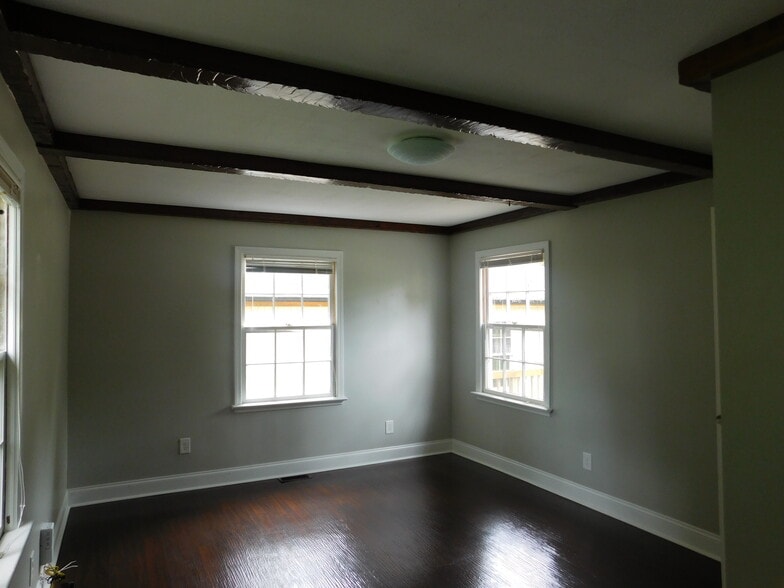 Building Photo - 700 Monroe Dr