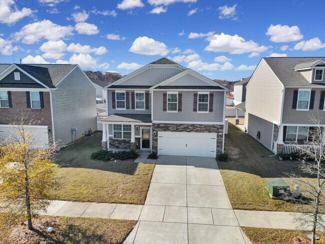 Building Photo - Beautiful 4 Bed 2 and a Half Bath Home in Charlotte!