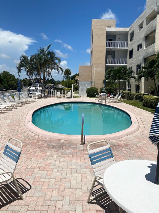 Building Photo - Great Condo in Pompano Beach Just West of ...