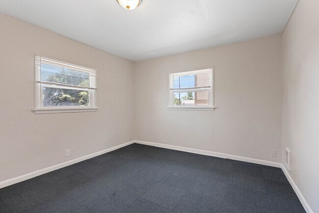 Building Photo - Renovated 5 Bed, 2 Bath House + Office EWU Off Campus Housing! AVAILABLE 7/20!