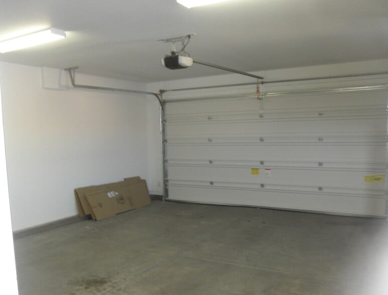 Building Photo - 1220 N Spring Valley Dr