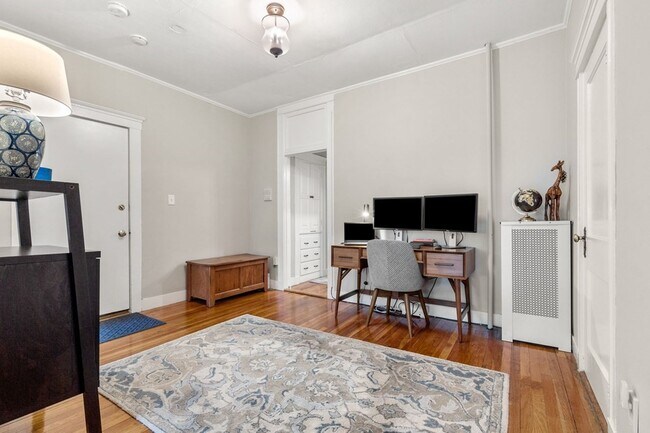 Building Photo - 376 Riverway