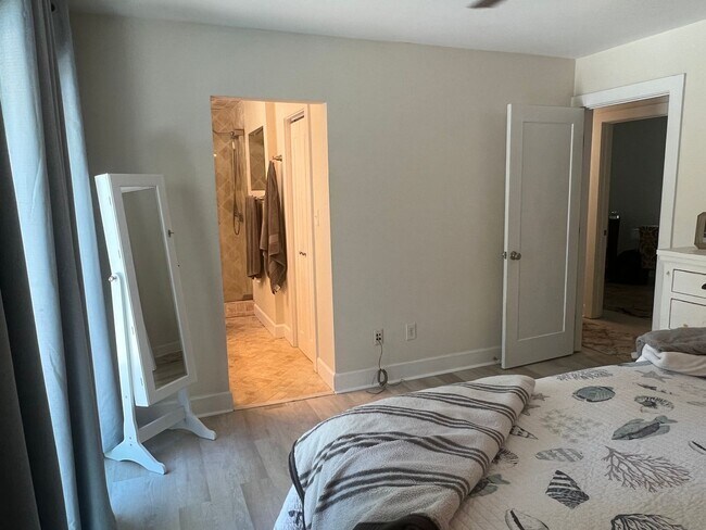 Building Photo - Updated Old Woodlands Plantation Home with Fenced Yard