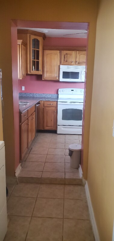 Building Photo - 131 SE Serenata Ct