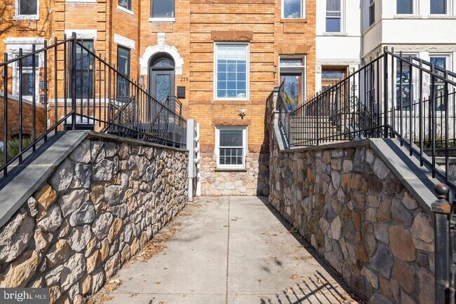 Building Photo - 1237 Kenyon St NW