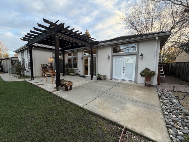 Building Photo - 1706 Guildford Way