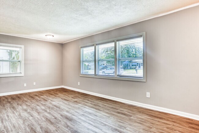 Building Photo - 2210 N Fernwood Dr