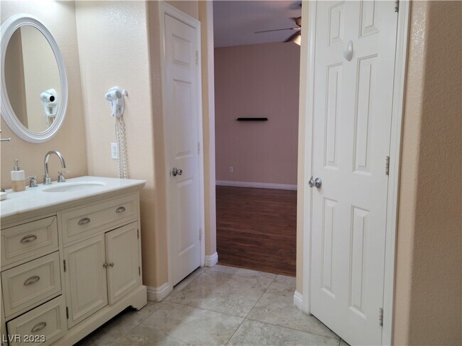 Building Photo - 1965 Digger Pine Dr