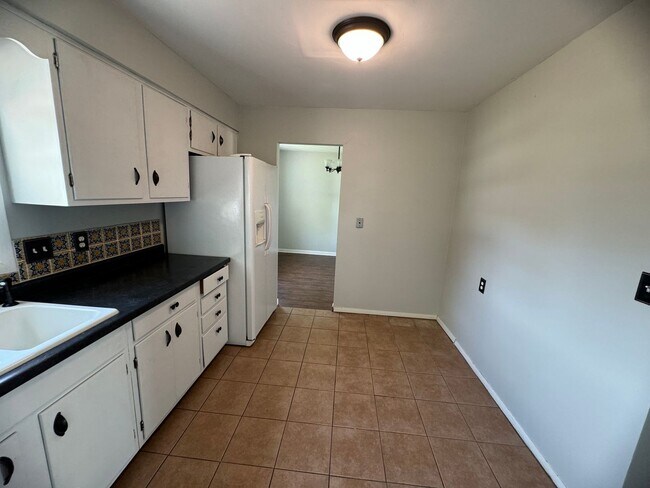 Building Photo - 3 bed 1.5 bath home in Bettendorf!