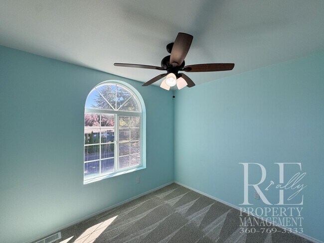 Building Photo - Spacious Bremerton Retreat with Designer Kitchen, Large Fenced Yard & Primary Suite