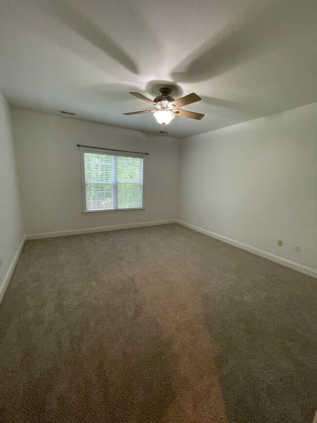 Building Photo - Move-In Incentive - $200 off first month's rent