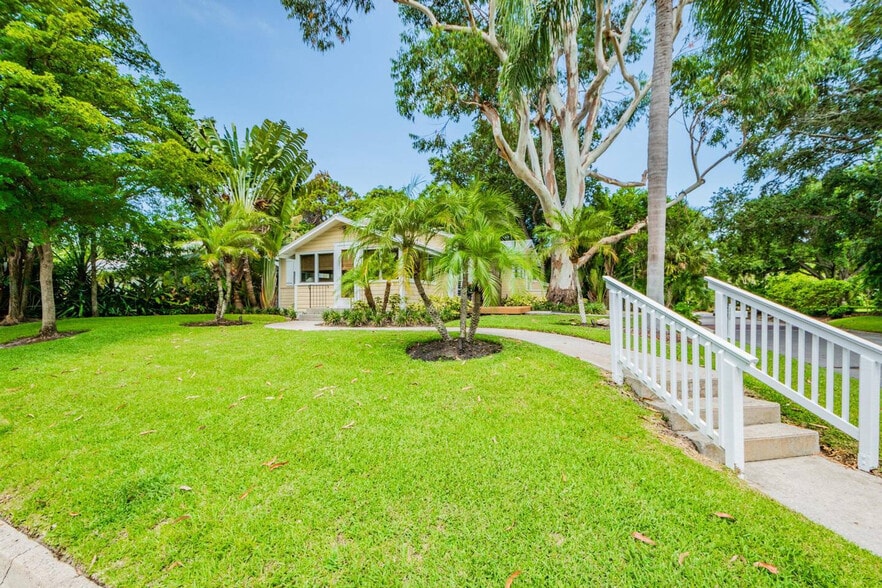 Building Photo - 1750 Bayview Dr