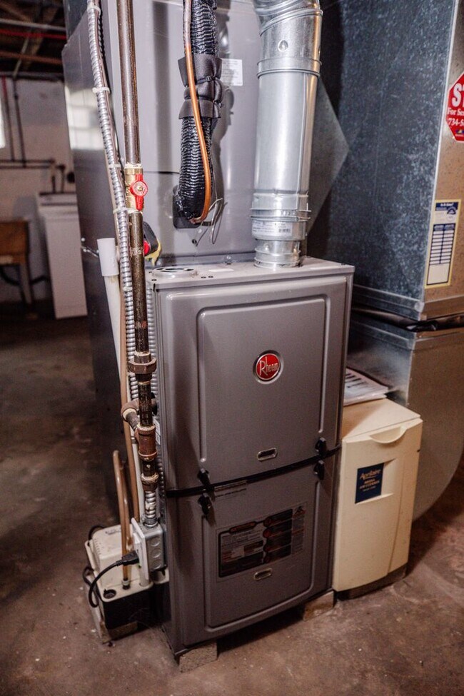 Building Photo - Beautiful two bedroom home with bonus room, fenced in back yard, garage, and full basement!