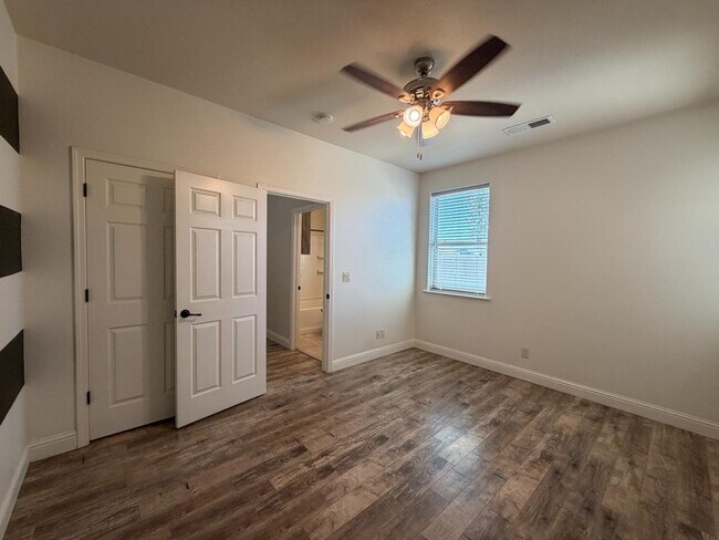 Building Photo - 5867 E Laurite Ave