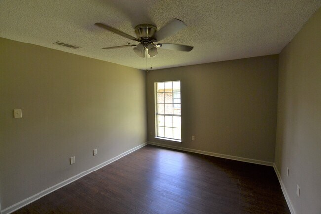 Building Photo - Charming 3 bedroom Duplex Conveniently Loc...