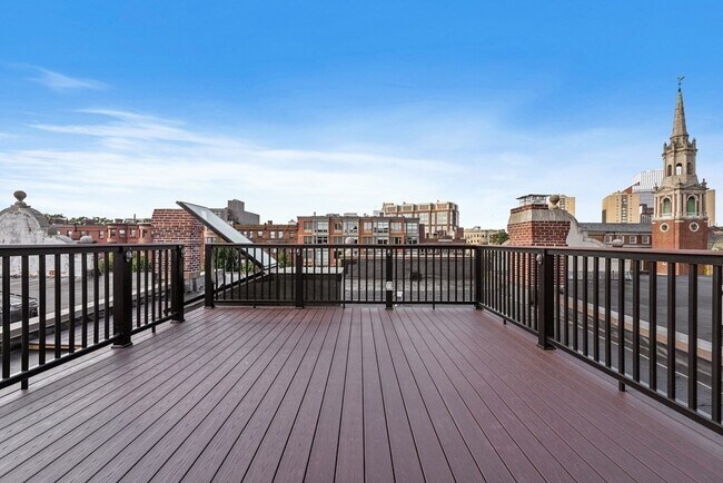 Building Photo - 903 Beacon St