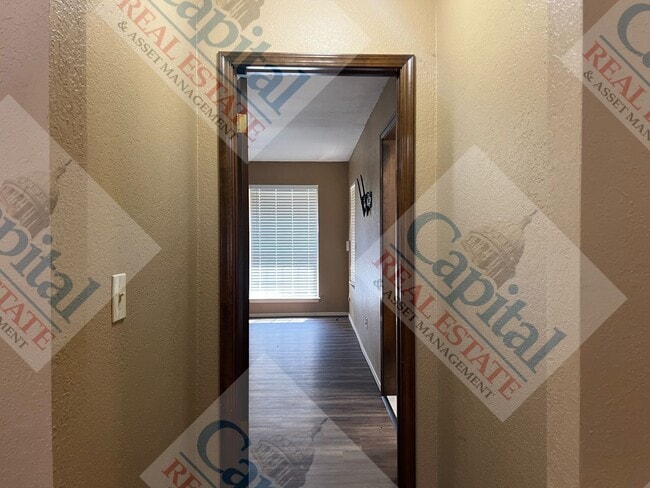 Building Photo - Spacious 4 Bedroom