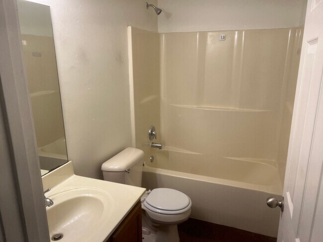 Building Photo - 2 Bed 2 Bath Duplex