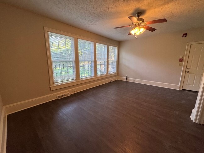 Building Photo - Large 4/2.5 House in S Rome $1,395