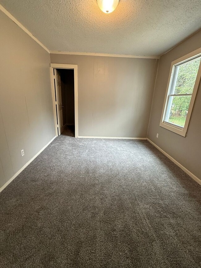 Building Photo - Spacious 3 Bedroom Duplex Near McConnell A...