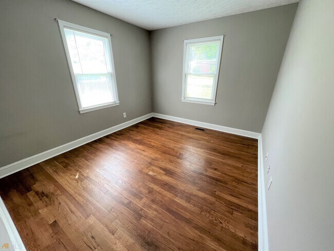 Building Photo - 4105 Rose Ln NE