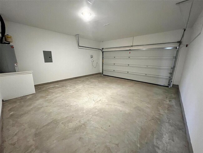 Building Photo - 2400 Fullmoon Dr