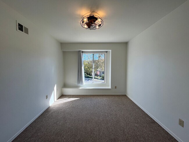 Building Photo - MOUNTAIN VIEWS!! Newbury Park 4+2.5 w/family rm, 2 fireplaces, cul-de-sac!