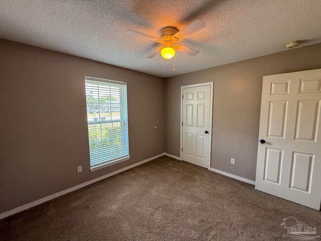 Building Photo - 10609 Creek Ridge Dr