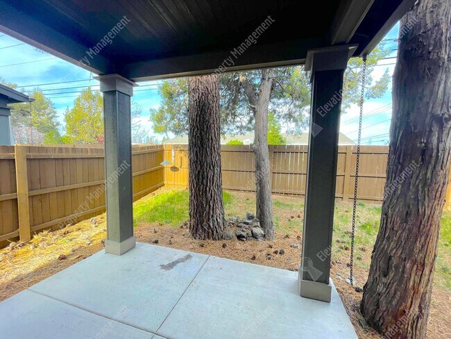 Building Photo - Modern home with fenced private yard in a great neighborhood!