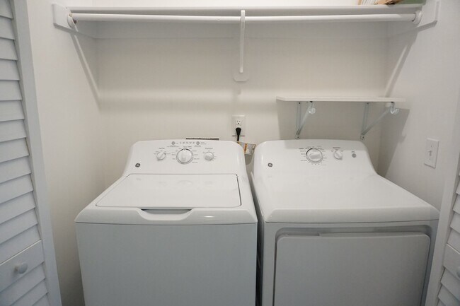 Building Photo - 3BR/3.5BA End Unit Townhome in Summerwalk!  $2,975/month - Pet friendly*