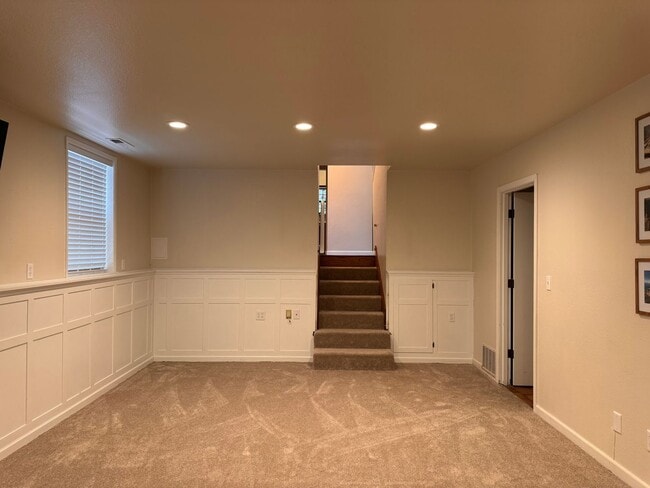 Building Photo - Selah 4 bedroom 3 Bathroom Double Garage, Fenced Yard