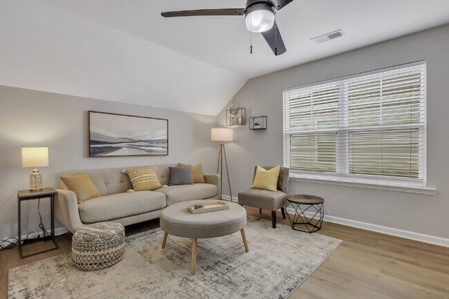 Building Photo - Executive Home in Convenient Location