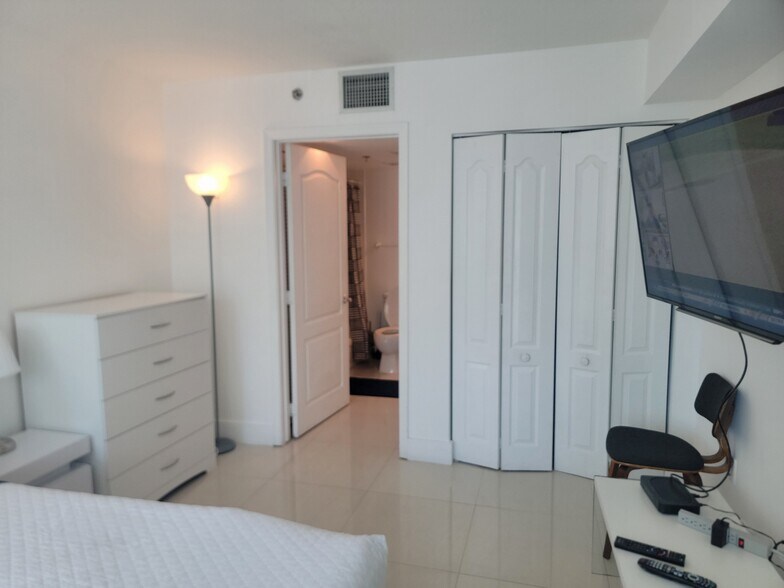 Building Photo - 1200 Brickell Bay Dr