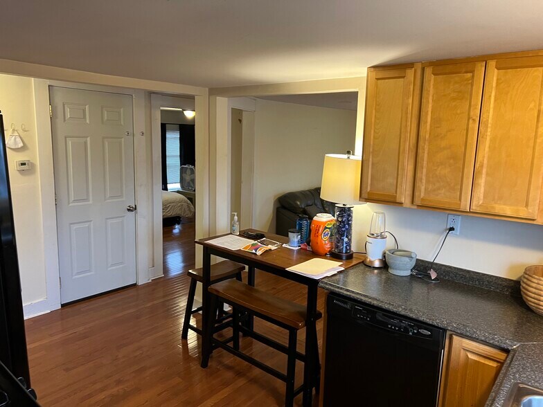 Building Photo - 154 Jenness St