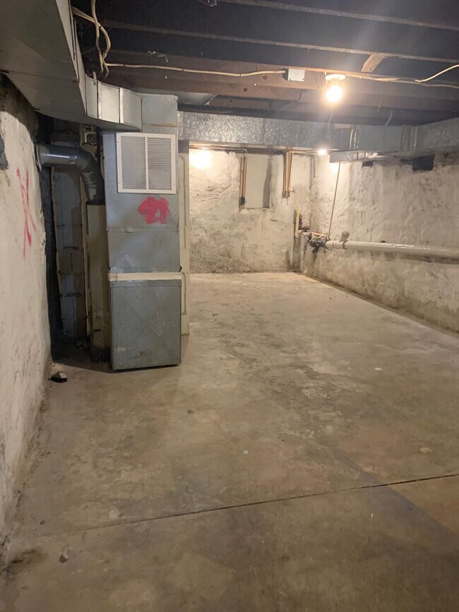 Building Photo - 4 bedroom, 1 bath, 3 story half double house