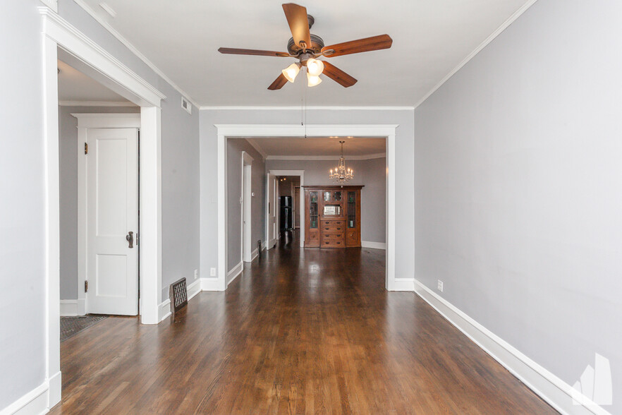 Building Photo - 3253 N Kenmore Ave