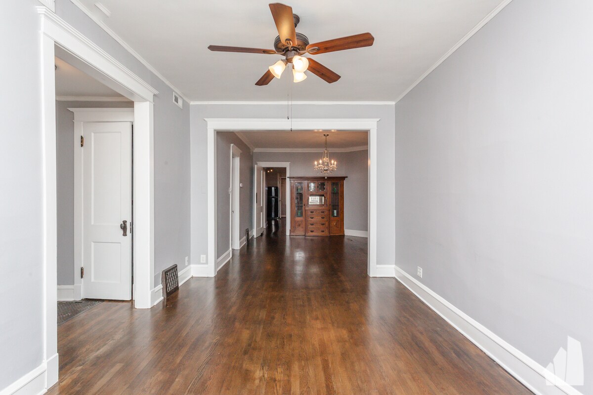 Building Photo - 3253 N Kenmore Ave