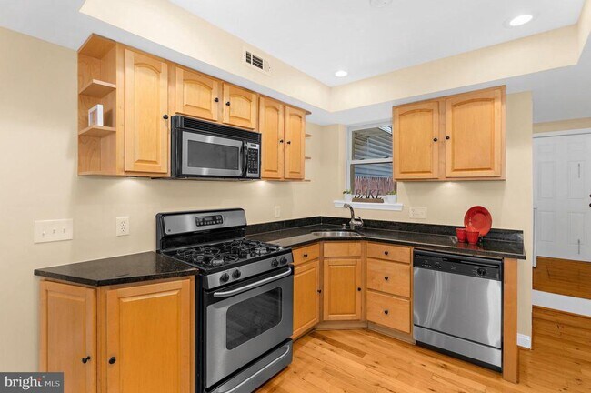 Building Photo - 1005 Baylis St