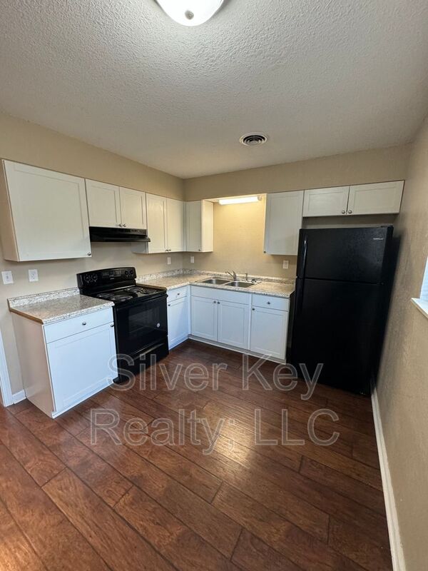 Building Photo - 123 S Victoria Rd