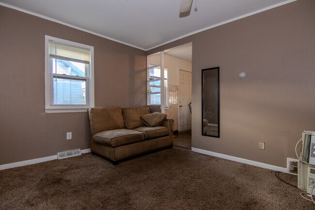 Building Photo - 603 Greenbay Ave