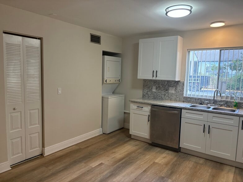 Building Photo - 3802 N Lake Dr