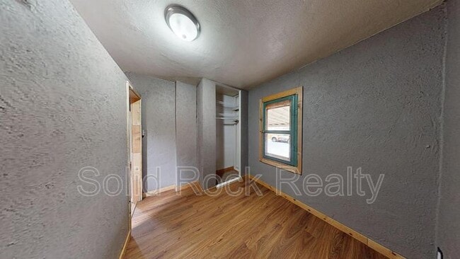 Building Photo - 806 E Mesa Ave