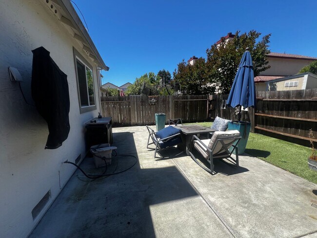 Building Photo - Modern 3 Bed / 2 Bath End Unit Home for Re...